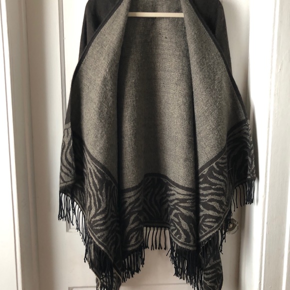 Barely worn brown oversized poncho - Picture 2 of 6